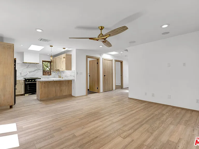 1138 1/2 Poinsettia Pl — Photo 9