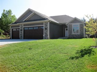 705 Pine Ct, Basehor, KS 66007