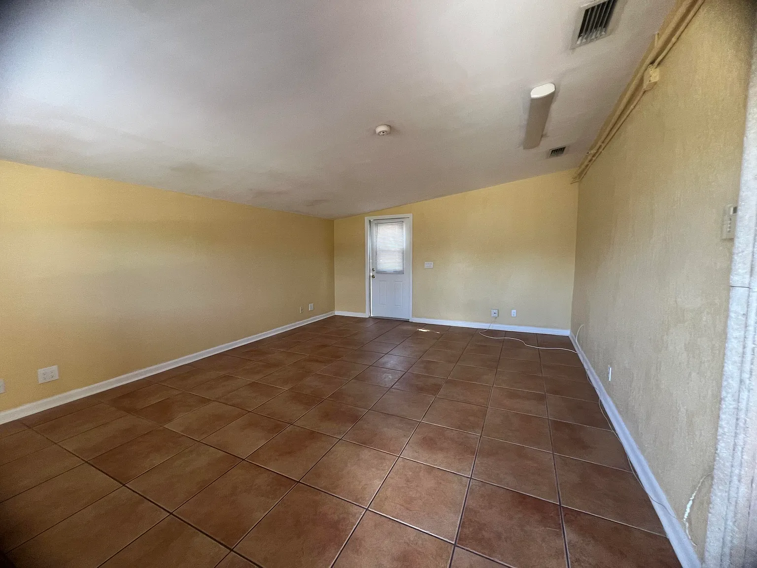 3 bed, 2.0 bath, 1433 sqft, $3,450 — Photo 3