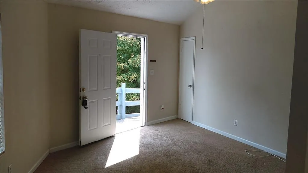 2 bed, 1000 sqft, $1,500 — Photo 3