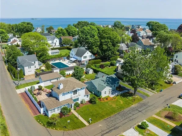2 Blake Ave, Clinton, CT 06413