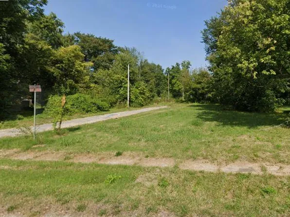 312 Grand St, Benton, IL 62812