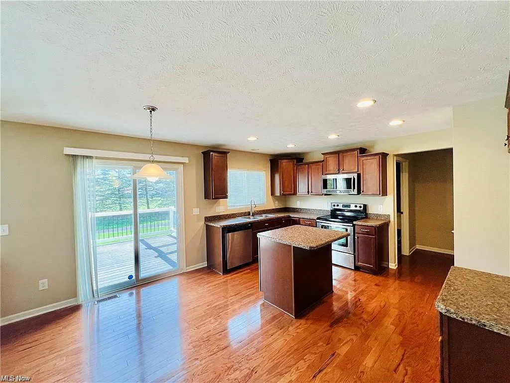 4 bed, 2015 sqft, $3,000 — Photo 3