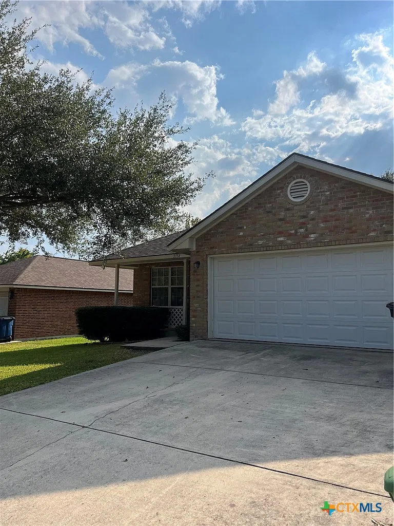 3 bed, 2.0 bath, 1369 sqft, $1,450 — Photo 2