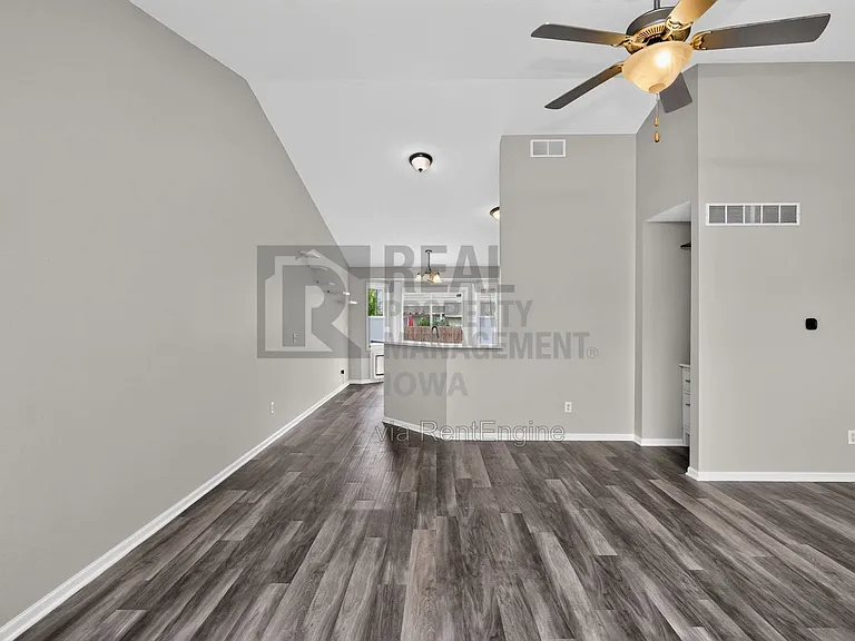 1229 E 18th St — Photo 7