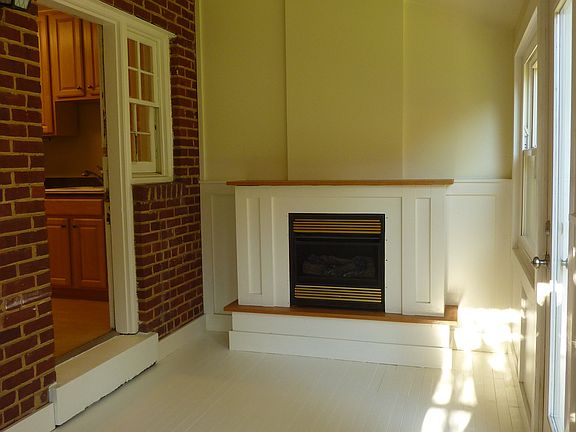 Family room with decr. fireplace