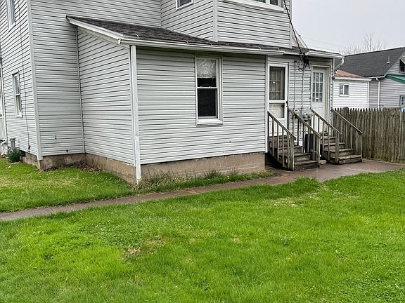 2nd image of 2702 Plum St #2