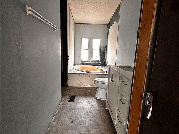 3rd image of 447 Annie Ln
