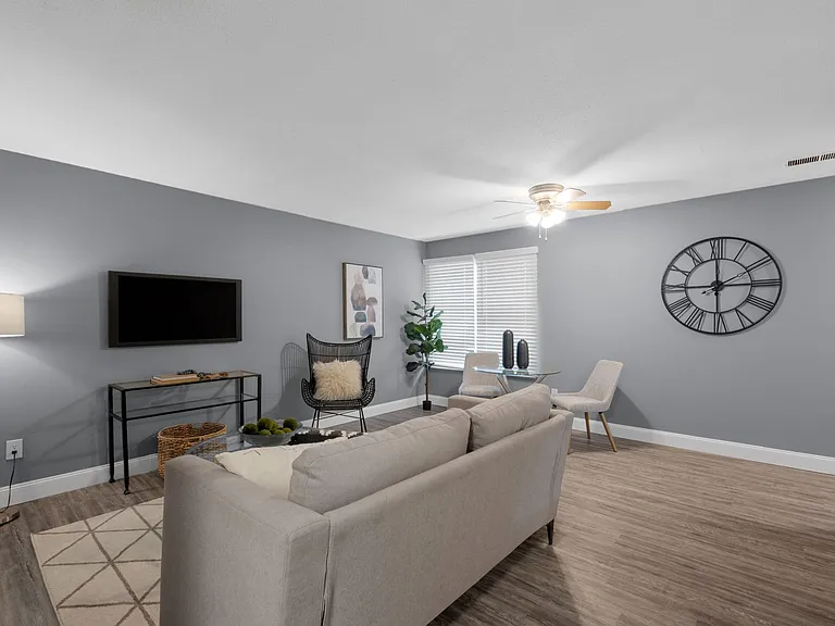 Kingswood Court Apartments and Townhomes — Photo 26