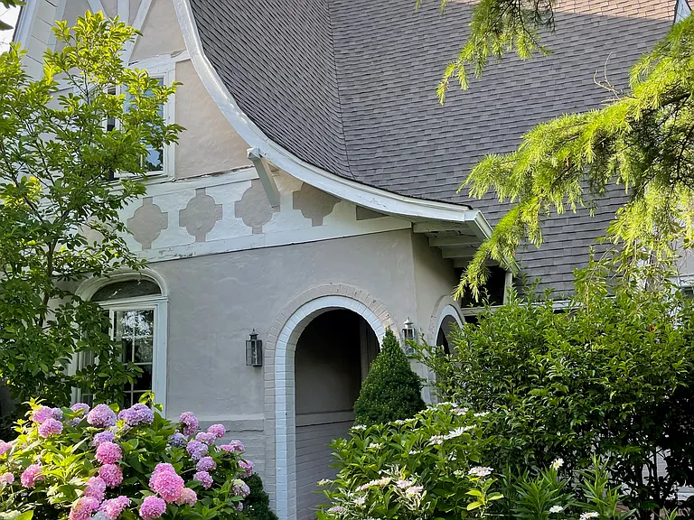 533 W Surf Rd — Photo 2