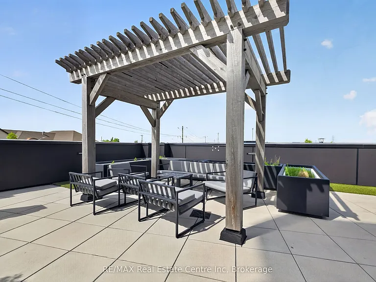 251 Northfield Dr E — Photo 39