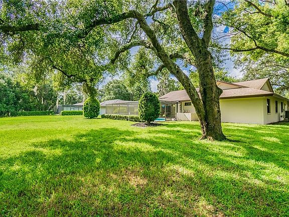 5th image of 111 Rosewood Dr