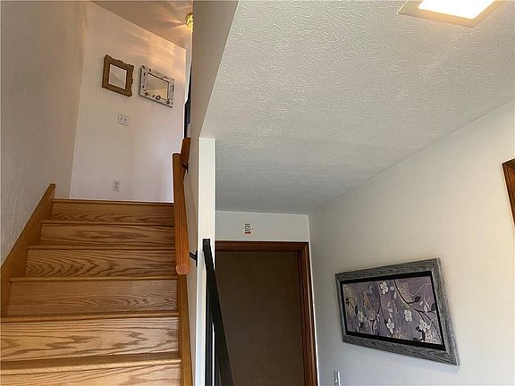 2nd image of 71 Woodridge Trl