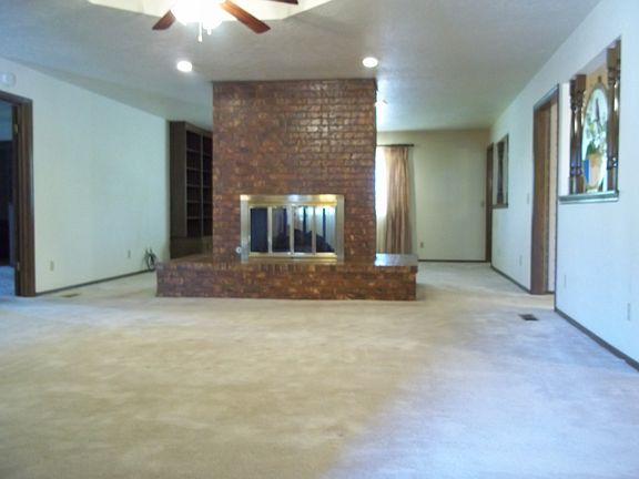 Lg Living Room w/ Fireplace