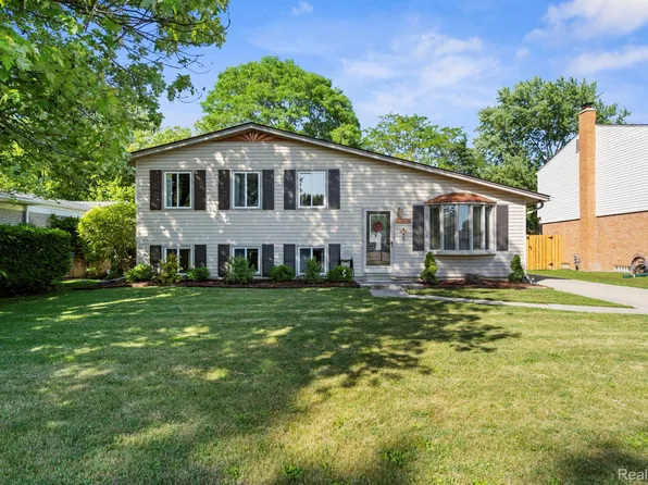 50474 Jim Dr, Chesterfield, MI 48047