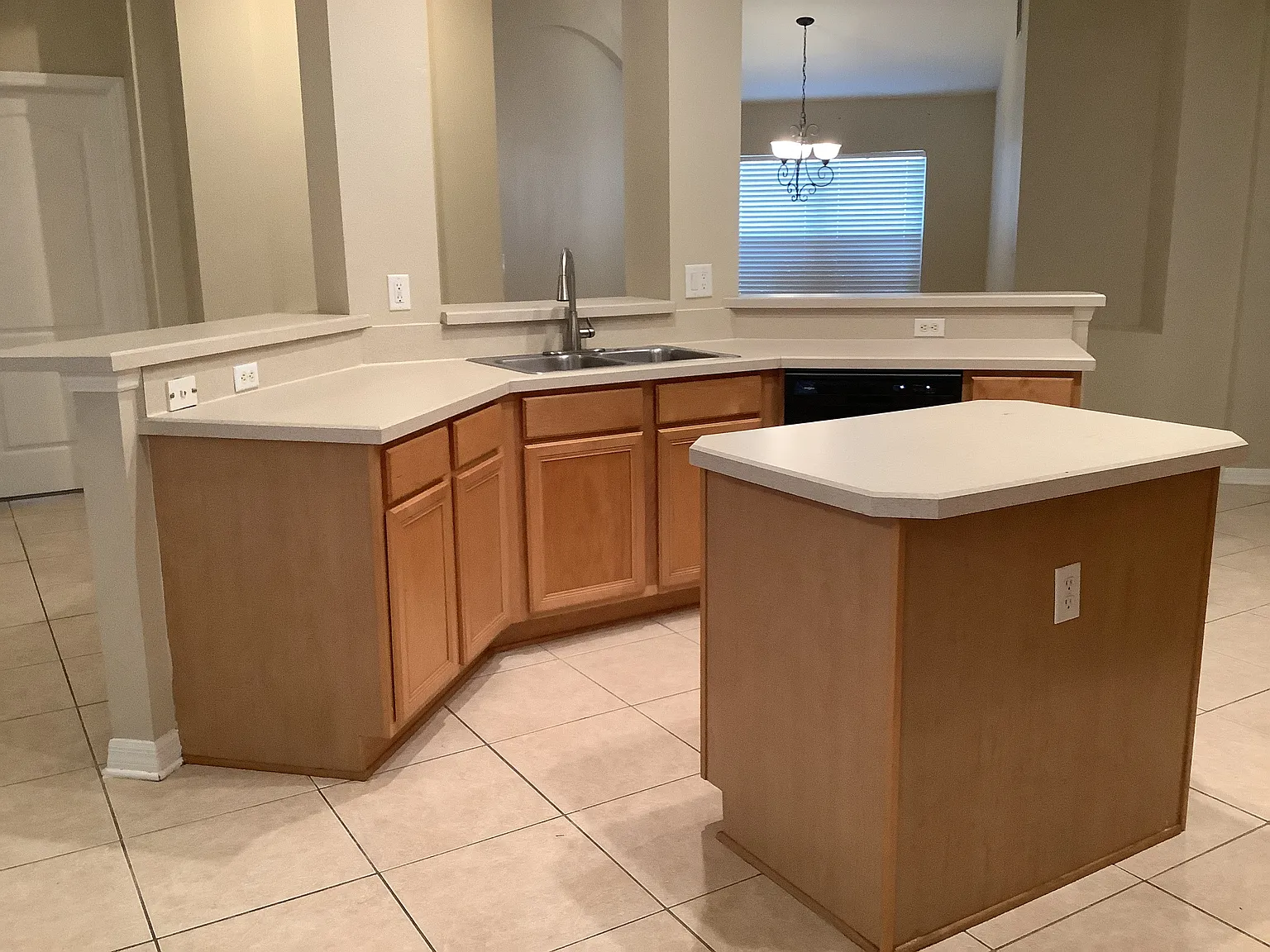 3 bed, 2.0 bath, 1765 sqft, $2,525 — Photo 4