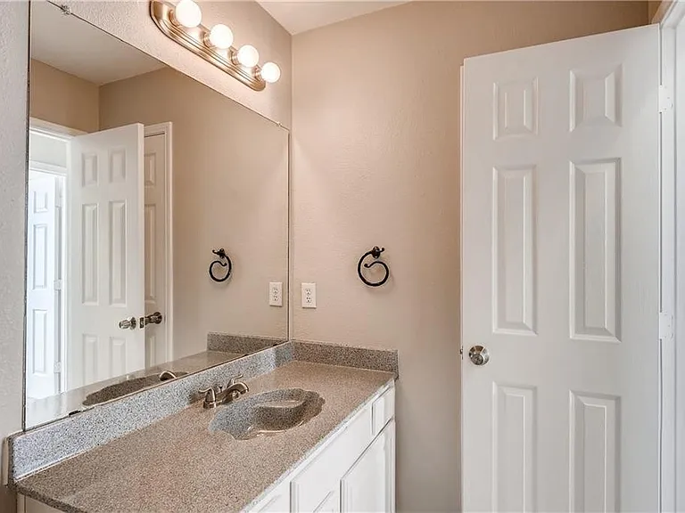2425 Ravenhurst Dr — Photo 3