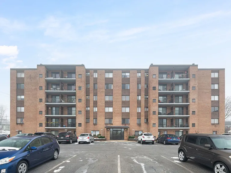 297 E Jefferson St #404 — Photo 1