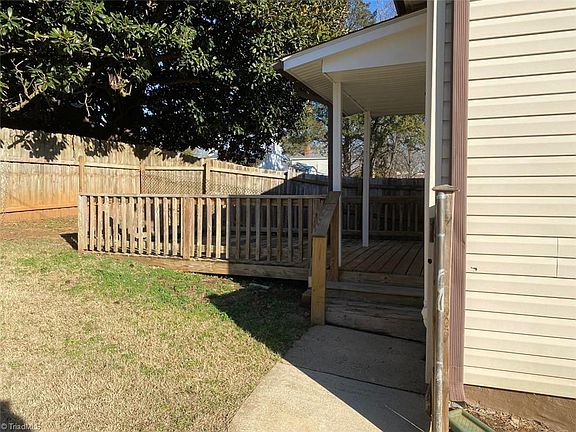 5th image of 201 Oakwood Dr