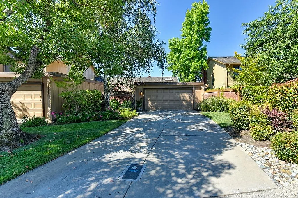 8760 Bluff Ln photo 1
