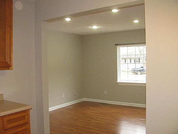 LAMINATE FLOORS THROUGHOUT