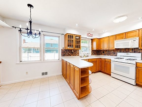 4th image of 2117 Briarwood Ln