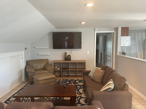 4th image of 514 Eastview Cir #C