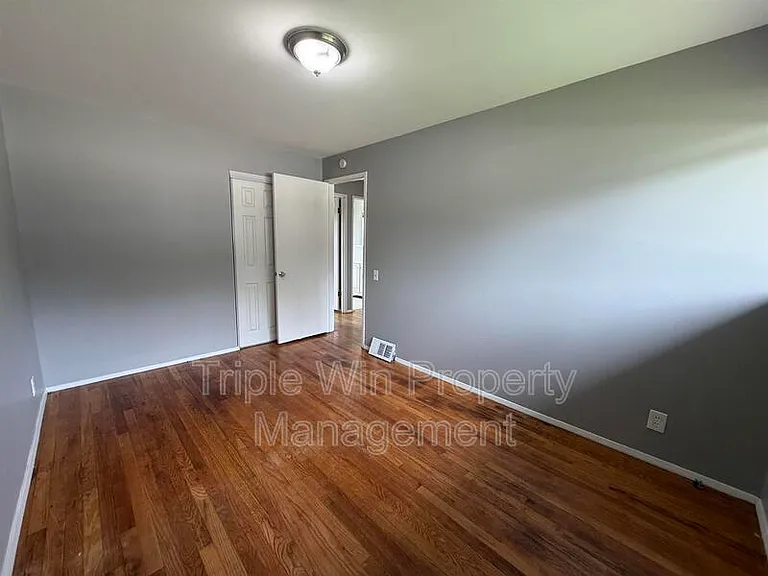 10319 Varnum Dr — Photo 22
