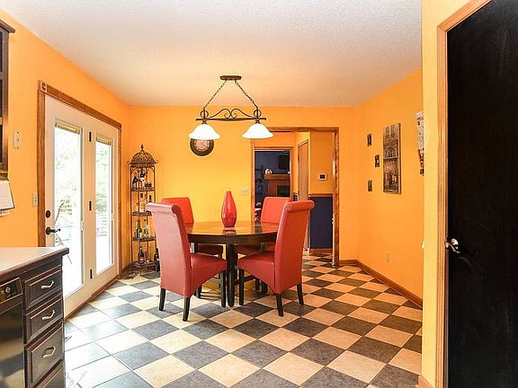 3rd image of 1004 E Johnston Cir