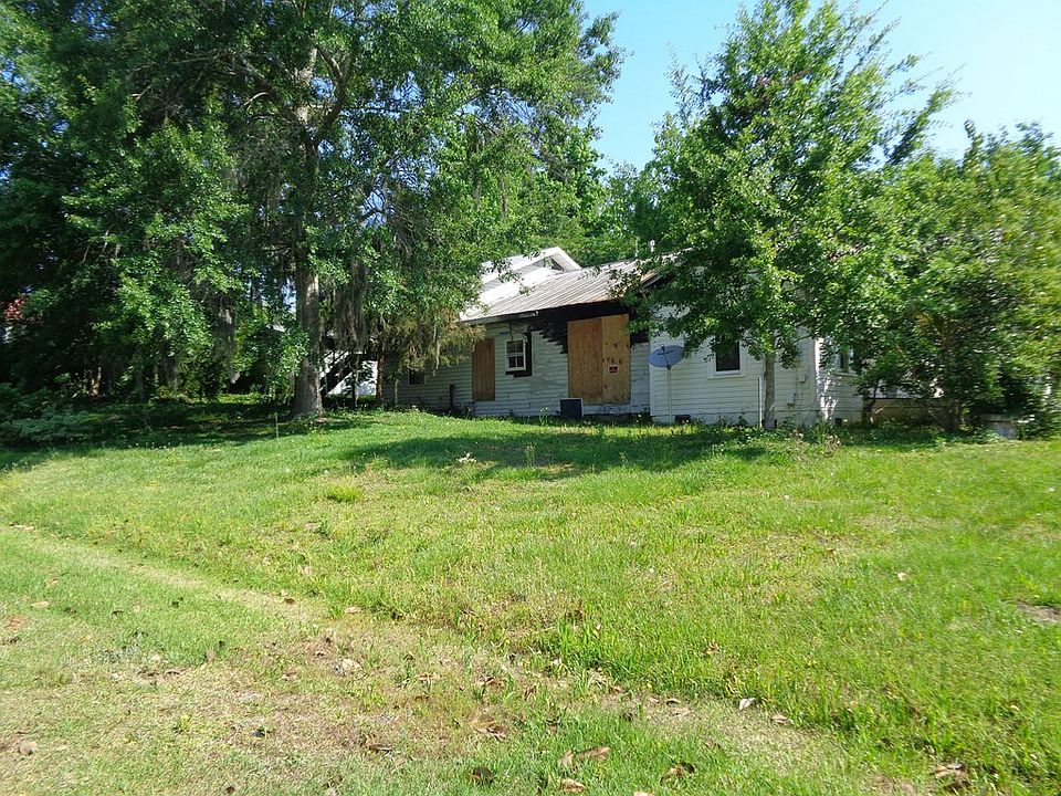 2nd image of 939 3rd St