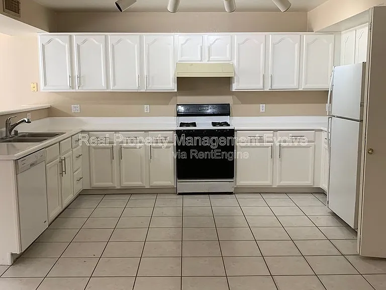 7418 W Eva St — Photo 2