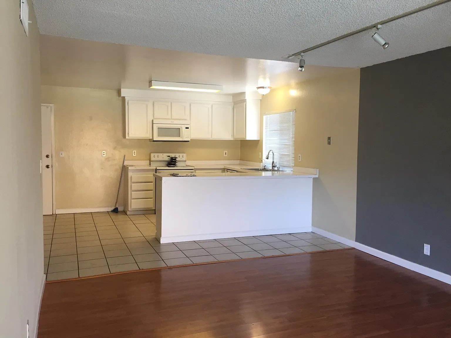 3 bed, 1286 sqft, $4,400 — Photo 4