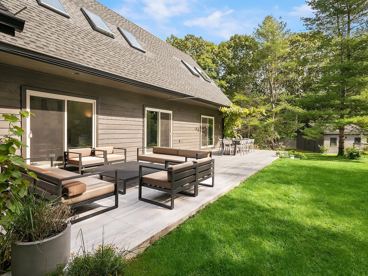 Serene Oasis Close To It All — Photo 4