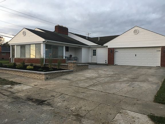 3rd image of 247 S Olive St