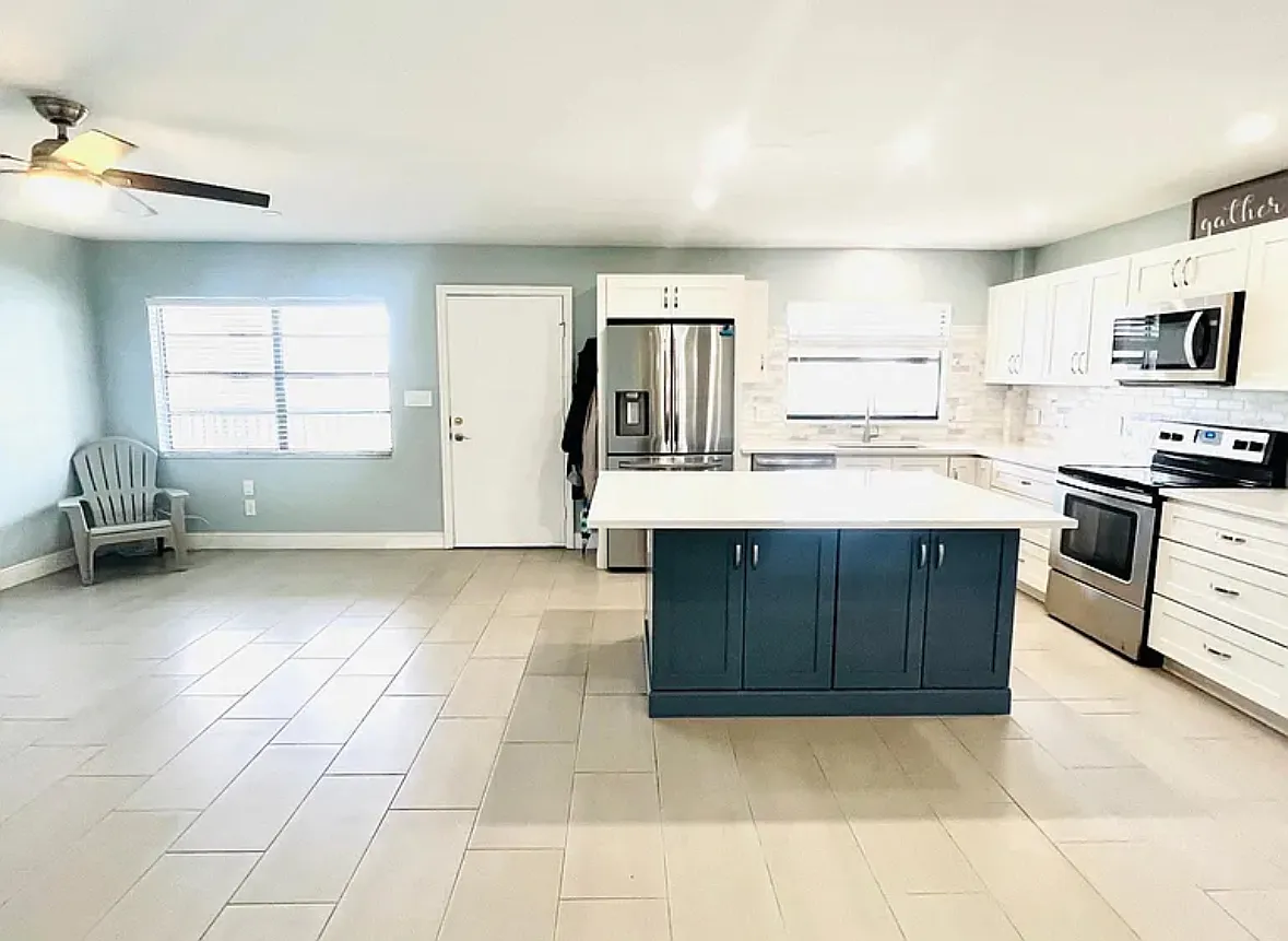 2 bed, 975 sqft, $2,495 — Photo 2