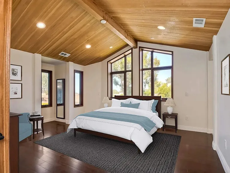 610 Amphitheatre Dr — Photo 11