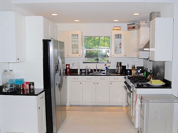 3rd image of 4 Winterberry Ln