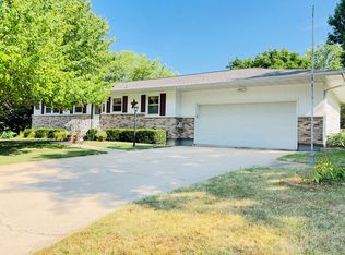 706 Sunset Dr, Dixon, IL 61021