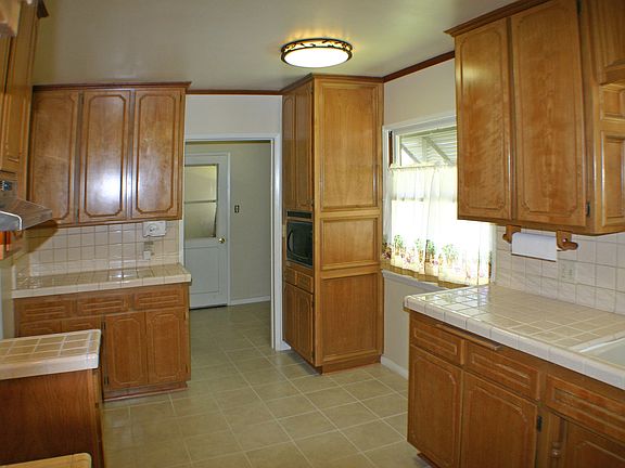 5th image of 553 E 20th St