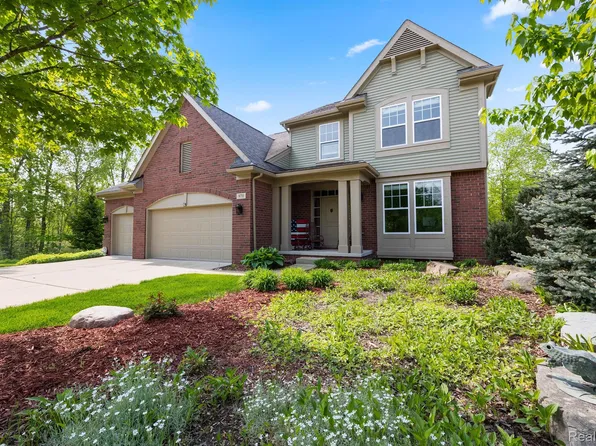 970 Parkway Trl, Oakland, MI 48363