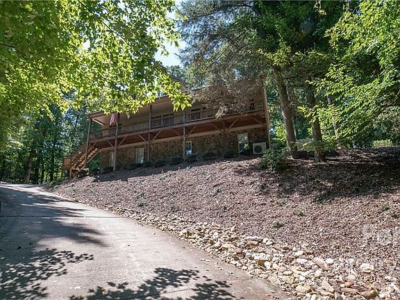 4th image of 1001 Hawthorne Dr NE