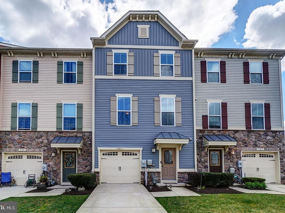 1st image of 561 Fox River Hills Way