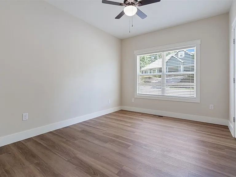 28 Fleetwood Dr — Photo 15