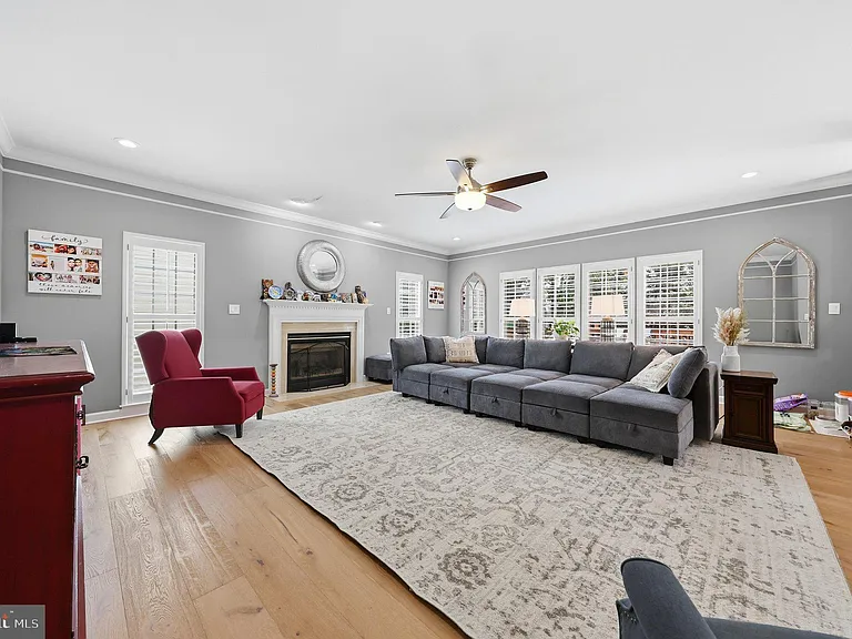 3852 Glasgow Way — Photo 16