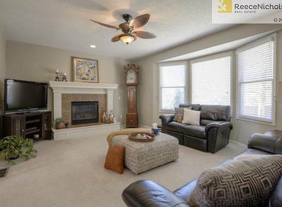 Light & bright w/ gas fireplace