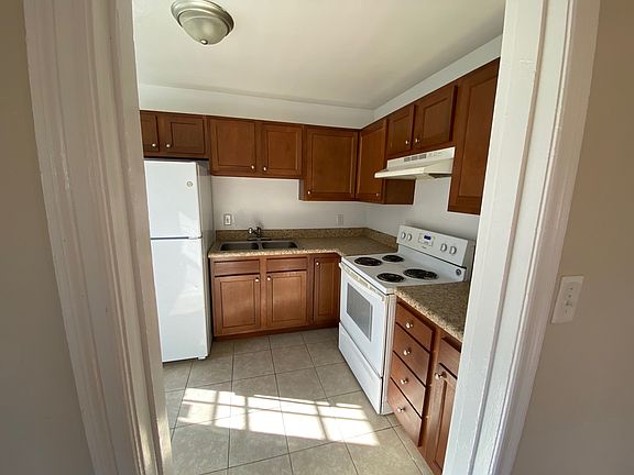 3rd image of 602 Willow Dr