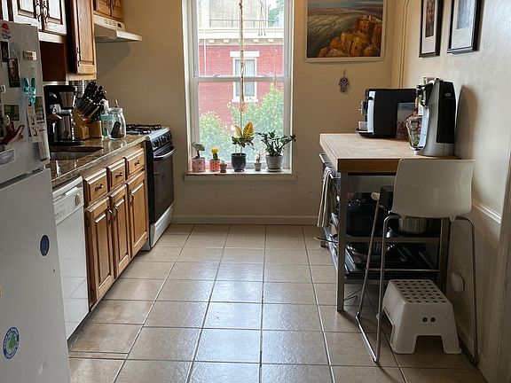 3rd image of 1632 Mount Vernon St APT 5