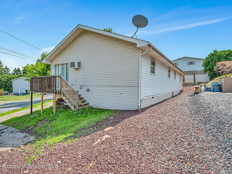 1213 Lori Ln — Photo 2