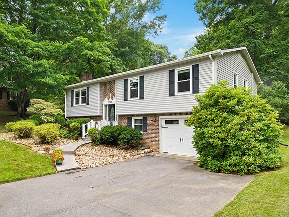 2nd image of 2814 Mount Vernon Ln
