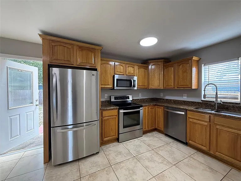 2907 W Chestnut St — Photo 3